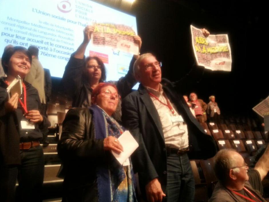 Au congrès de l'USH, à Montpellier, des militants de la CNL manifestent pendant le discours de François Hollande